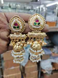 Pendientes Jhumka Kashmiri Chandbali de Diseño Étnico, Color Verde Dorado, Chapados en Oro de 24K, con Perlas, para Mujeres y Niñas - Product Image 2