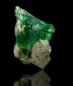 Cristales de Esmeralda Verde Superior sobre Cuarzo de Panjshir, Afganistán, Espécimen Mineral Natural, Gema Coleccionable para Exhibición - Product Image 1