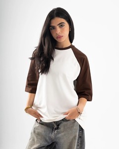 Fournisseur en gros de t-shirts en coton à manches raglan bicolores contrastées marron foncé avec logo personnalisé - Product Image 3