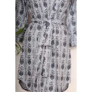 เดรสผู้หญิงลายดอกไม้พิมพ์ลายดิจิทัล คอวี แขนสามส่วน ผ้าฝ้าย 100% เป็นมิตรกับสิ่งแวดล้อม ทรงเข้ารูป ความยาวปานกลาง เหมาะสำหรับงานกลางคืน งานทางการ หรือใส่ไปเที่ยวคลับ - Product Image 6