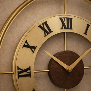 Reloj de pared de metal con acabado dorado de lujo, ideal para sala de estar, uso comercial, cafeterías, restaurantes y oficinas. Venta al por mayor desde India. - Product Image 6