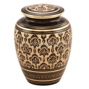 Urnes funéraires pour adultes en laiton de haute qualité avec de belles urnes funéraires en métal fini or et noir de gravure pour les cendres humaines - Product Image 1