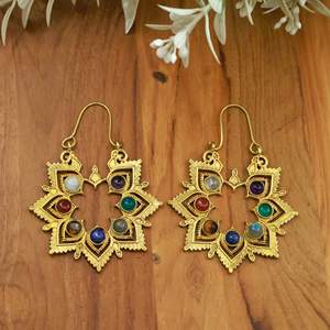 Boucles d'oreilles créoles en laiton motif Mandala 7 Chakras, vintage, avec pendentifs multi-pierres précieuses et cristaux de guérison, bijoux bohèmes - Product Image 4