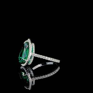 Bague en argent sterling 925 de qualité export, sertie de diamants verts, idéale pour les occasions décontractées, les soirées et comme cadeau, disponible à la vente - Product Image 2