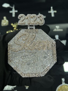 Colgante Personalizado Estilo Reloj Octogonal con Incrustaciones de Diamantes, Diseño Número 2123, Joyería Hip Hop al por Mayor - Product Image 1
