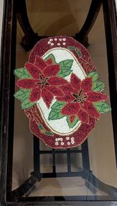 Set de table en tissu bohème fait main, durable, de forme irrégulière, motif poinsettia, rouge et vert, décoratif avec perles - Product Image 3
