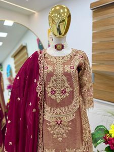 Ensemble de luxe en soie bordeaux style Sharara, broderie Zari dorée, Kurta droite et Palazzo évasé, pour mariages et fêtes indiens et pakistanais - Product Image 5