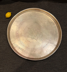 Plateau de service rond vintage en métal, grand format, avec motif étoile et mandala floral gravé, centre de table, plateau de table basse mandala gravé à la main - Product Image 1