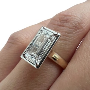 Bague de fiançailles moderne avec diamant de laboratoire taille baguette de 2 carats et sertissage cathédrale - Product Image 5