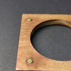 Brazalete Cuadrado de Madera Único con Incrustaciones de Latón – Pulsera Moderna de Madera Sostenible con Diseño Geométrico – Hecho a Mano, Minimalista - Product Image 4