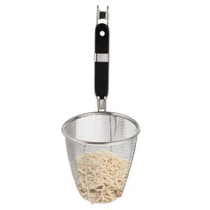 Colador de fideos de acero inoxidable con diseño de malla fina para escurrir pasta, ramen y sopas calientes de forma segura - Product Image 4