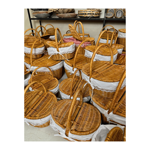 Cesta cuadrada de bambú hecha con fibra de bambú tejida, con asa para presentación de pasteles, almacenamiento de frutas y decoración, hecha en Vietnam. - Product Image 1