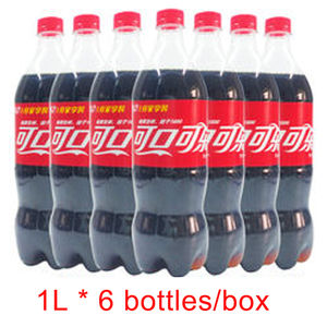 Refresco con Sabor a Cereza de Edición Limitada de China Coca-Cola, Latas de 330 ml con Empaque Promocional de Warren Buffett, Paquete de 24 Unidades - Product Image 1