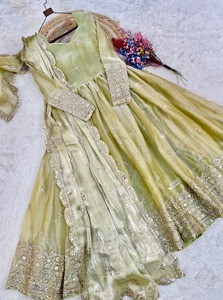 Dhwaja Export – Nouvelle tenue Anarkali moderne en soie pour femme, prête à porter, avec broderies et travail de sequins Zari, longueur ras du sol, idéale pour mariage/fête - Product Image 3