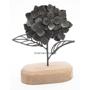 Sculpture de feuilles et de fleurs noires au design attrayant avec base en bois, décoration de table, sculptures à prix impressionnant - Product Image 1