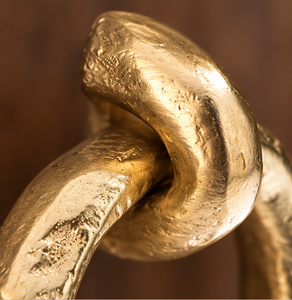 Sonnette de porte ovale artisanale en or chaud avec support incurvé organique et finition texturée pour portes d'entrée distinctives - Product Image 5