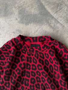 T-shirt en tricot à manches longues surdimensionné de haute qualité pour homme, 100% coton, imprimé léopard rouge gaufré, style streetwear - Product Image 2