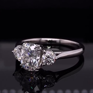 แหวนหมั้นผู้หญิง ทองคำแท้ 14K เพชรทรงกลมเจียระไนบริลเลียนท์ น้ำหนัก 1.86 กะรัต เกรด H VS2 พร้อมเพชรธรรมชาติ 3 เม็ดด้านข้างที่ได้รับการรับรอง - Product Image 4