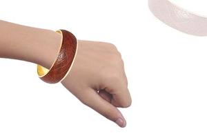 Bracelet manchette en cuir et laiton fait main, texturé marron avec incrustation dorée, bijou tendance minimaliste pour femme, idéal pour les soirées - Product Image 6