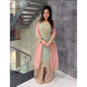 Ensemble de costumes Pista pour femmes Karma Fashion Designer avec broderie - Haut, bas et dupatta taille M - Product Image 1