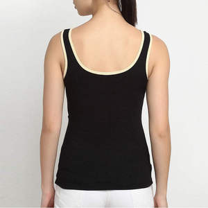 Camiseta sin mangas personalizada para mujer, corte ajustado, color negro y blanco, cuello redondo, deportiva, sin mangas, chaleco para mujer. - Product Image 3