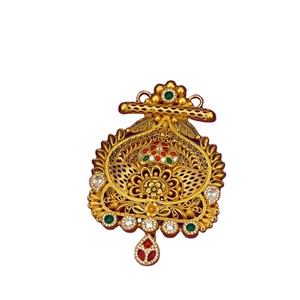 Elegante collar con colgante de oro de diseño tradicional con intrincados motivos florales de filigrana y detalles de piedras para novias. - Product Image 1