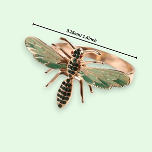 Hermoso anillo para servilletas con diseño de libélula y detalles de cristal que aporta un brillo deslumbrante a la presentación de servilletas y a la dispensación de regalos. - Product Image 5