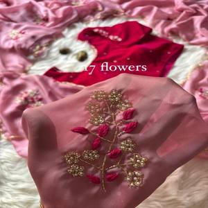 VASTRA COTTAGE Elegante Saree de Seda Rangoli con Doble Capa, Borde Cutdana Arco, Trabajo Moti Resham Butta y Blusa de Terciopelo Elegante - Product Image 2