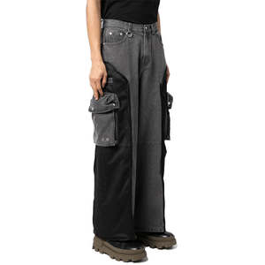 Pantalon cargo en jean pour homme personnalisable en gros, coupe ample, denim délavé, avec empiècements latéraux en maille et poches cargo - Product Image 1