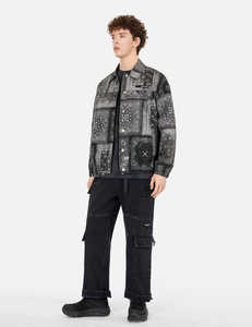 Chaqueta de invierno para hombre, extragrande, ecológica, cortavientos, con forro polar, cuello alto, estilo bandana, patchwork, bordada, tipo coach, frontal negro - Product Image 3