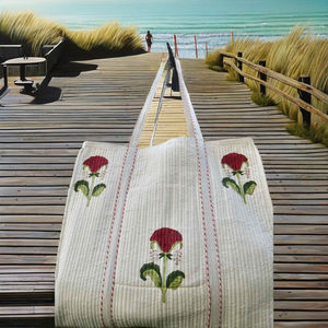 Bolso tote hecho a mano con estampado floral y múltiples parches, ideal para viajes, compras y uso diario. - Product Image 2