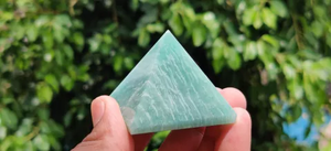 Figura de Cristal de Amazonita Pulida en Forma de Pirámide para Equilibrio Emocional, Claridad y Protección, Decoración del Hogar de Gujarat - Product Image 2