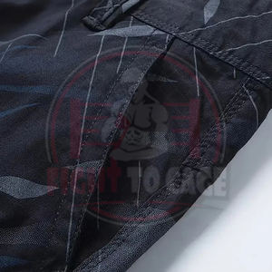 Pantalones cortos cargo para hombre de la más alta calidad, transpirables, modernos, a precio de mayoreo, suaves, estilo urbano, con estampado geométrico y múltiples bolsillos. - Product Image 4