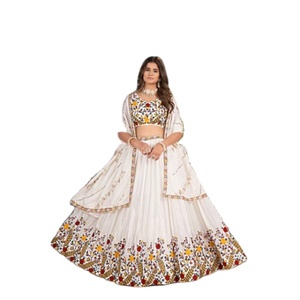 Elegancia real en cada giro. El bordado intrincado, los tonos ricos y la artesanía atemporal se combinan para crear el lujo del lehenga. - Product Image 1