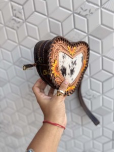 Nuevo bolso de mano de cuero repujado a mano con forma de corazón y diseño de girasol, estilo western, de piel con pelo, para uso diario de mujer. - Product Image 3