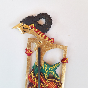 Support de marionnettes en cuir Wayang Kulit Raden Sadewa indonésien artisanal – Décoration de bureau, œuvre d'art culturelle traditionnelle - Product Image 2