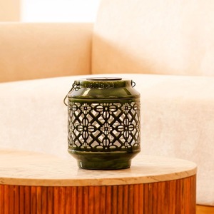 Elegante Linterna Metálica de Ramadán Kareem con Acabado Verde para Reuniones Familiares, Festivales, Hogares Tradicionales y Ocasiones Especiales - Product Image 1