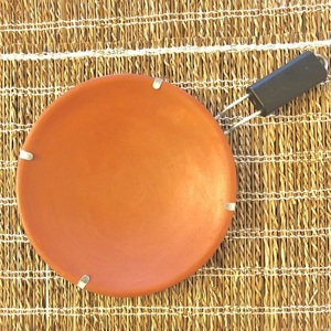 Poêle plate en terre cuite artisanale de qualité export, esthétique traditionnelle, pour une cuisine saine, idéale pour la cuisine. - Product Image 2