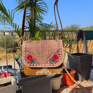 Petit sac à bandoulière en cuir de vachette naturel usiné à la main pour femmes Sac à bandoulière réglable et détachable en cuir avec crunch cireux - Product Image 2