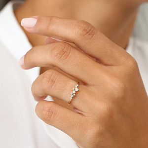 Anillo de Boda de Oro Amarillo de 14K con Diamantes Cultivados en Laboratorio en Forma de Racimo Redondo - Product Image 2