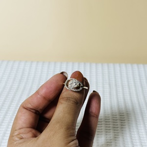 แหวนทองคำขาว 18K ทรงกลม ประดับเพชรธรรมชาติสีขาว H สำหรับผู้หญิง เหมาะสำหรับเป็นของขวัญหมั้นและวันครบรอบ - Product Image 1