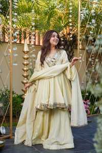 Tenue de soirée et de mariage de luxe en soie Zari Cosmos avec broderie miroir véritable, comprenant Kurta et Palazzo en soie Zari Cosmos avec dupatta en dentelle. - Product Image 3