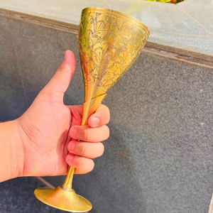 Gobelet à vin en laiton finition or avec gravure de feuilles détaillée, calice élégant conique pour cérémonie de mariage et occasions spéciales - Product Image 1