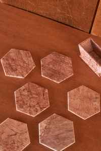 Juego de 6 posavasos hexagonales de mármol rosa, posavasos de piedra natural con soporte. - Product Image 3