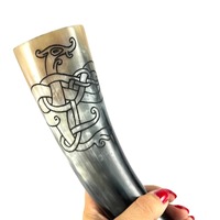 Corne à boire en corne de buffle noire et naturelle avec gravure de nœuds vikings – Décoration médiévale nordique faite à la main