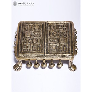 Pedestal de latón de diseñador de 6 pulgadas con símbolos hindúes para decoración del hogar y propósito de regalo hecho en La India - Product Image 2