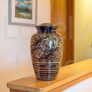โกศบรรจุอัฐิทองเหลืองวิลลาโรส พื้นหลังสีดำ ลายใบกุหลาบ สลักลายสำหรับผู้ใหญ่ โกศสำหรับงานศพและอนุสรณ์ โรงงานรับผลิตแบบ OEM ODM - Product Image 5