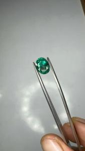Émeraude naturelle de 1,55 carat, forme ovale, pierre précieuse verte vive, pour bague de luxe, pendentif, bijoux fins sur mesure - Product Image 3