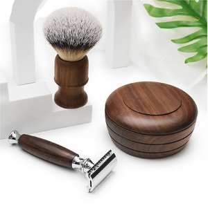 Ensemble de rasage comprenant une brosse à raser en bois de rose Maclura avec poils synthétiques dans un bol en bois et des rasoirs de sécurité à double tranchant. - Product Image 5