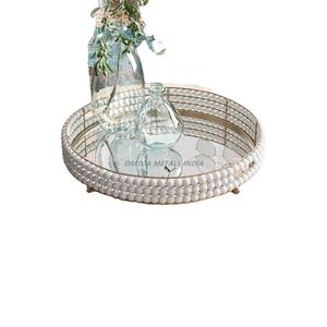 Plateau de service rond blanc élégant avec motif perlé et base miroir pour exposer des fleurs et des objets de décoration élégants - Product Image 1